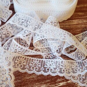 Vintage Leaver lace - White floral Pattern - Double Scalloped - 1.25" x 13 yds